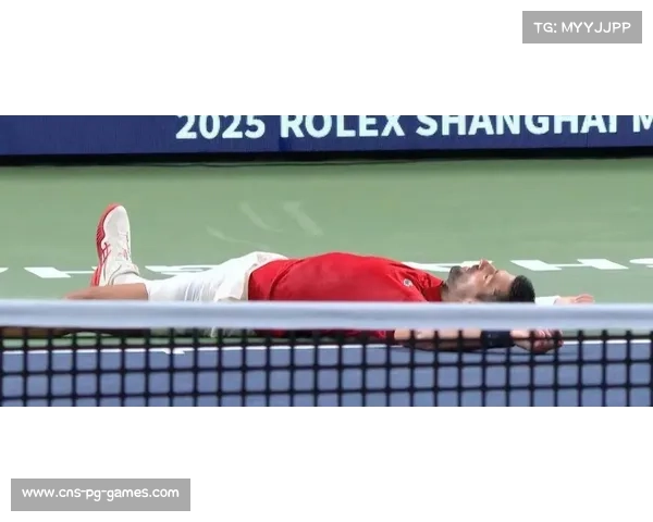 德约科维奇上海大师赛苦战中呕吐倒地撑膝喘气逆转胜利